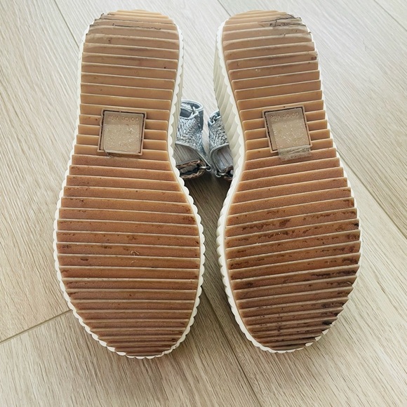 Dolce Vita Debra Distressed Leather Platform Sandal in Silver, Size 5.5